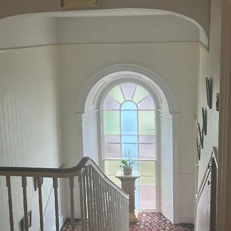 Ashmore House Кашел