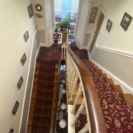 לינה וארוחת בוקר Ashmore House קאשל