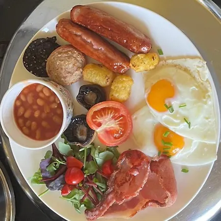 לינה וארוחת בוקר Ashmore House קאשל