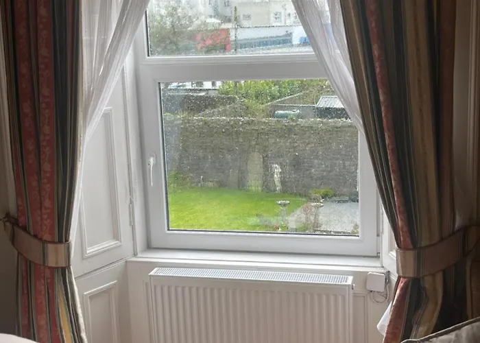 Ashmore House 3*