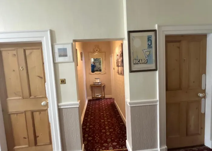 Ashmore House 3*
